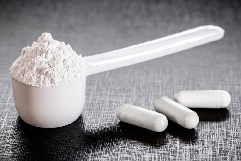 Phenibut extract in a scoop and its capsules.